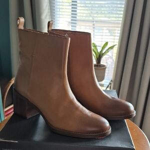 Vince Camuto Zeorsh Light Cognac Burnished Leather Ankle Boots in box. Sz 9.5